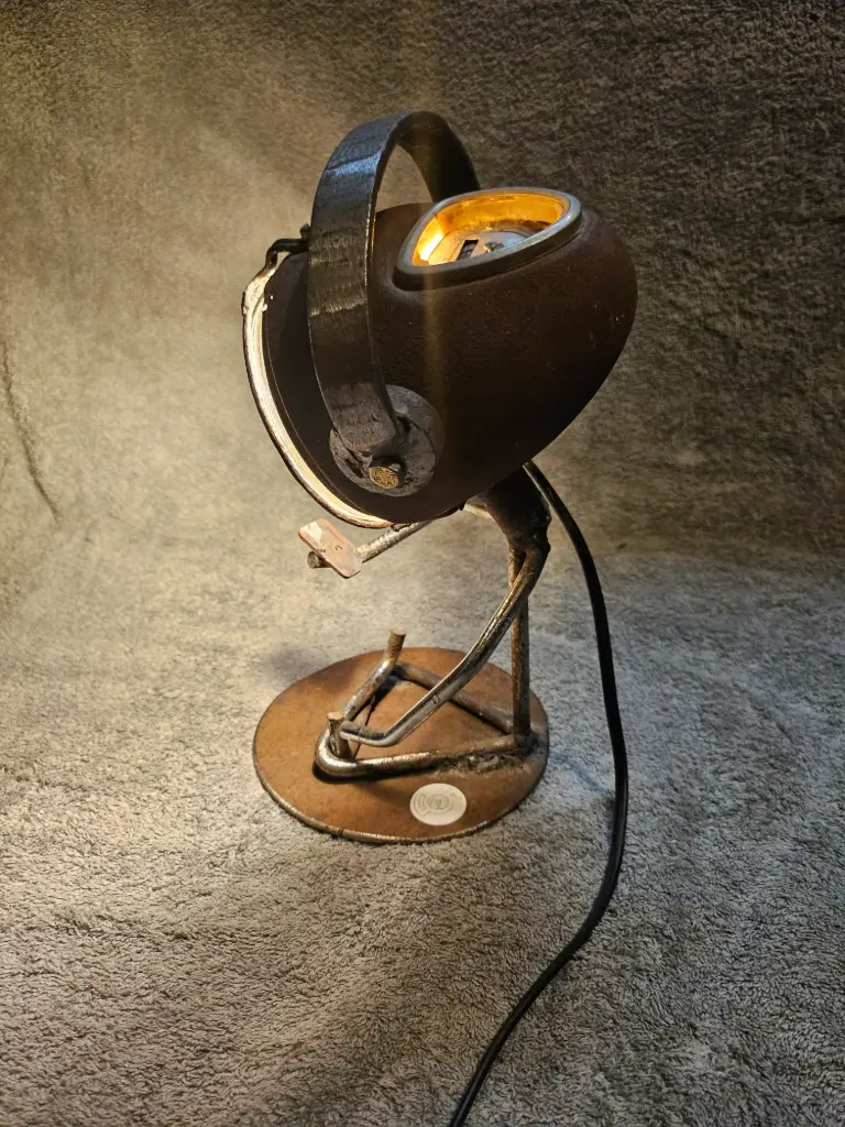 Lampe "adolescent et son MP3"